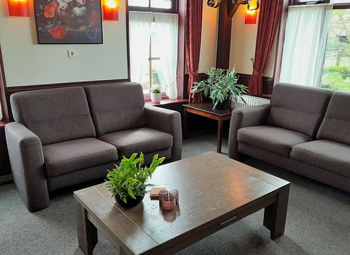 Traditioneel Vakantiehuisje in Giethoorn met bloementuin in Noordwest Overijssel, Overijssel.