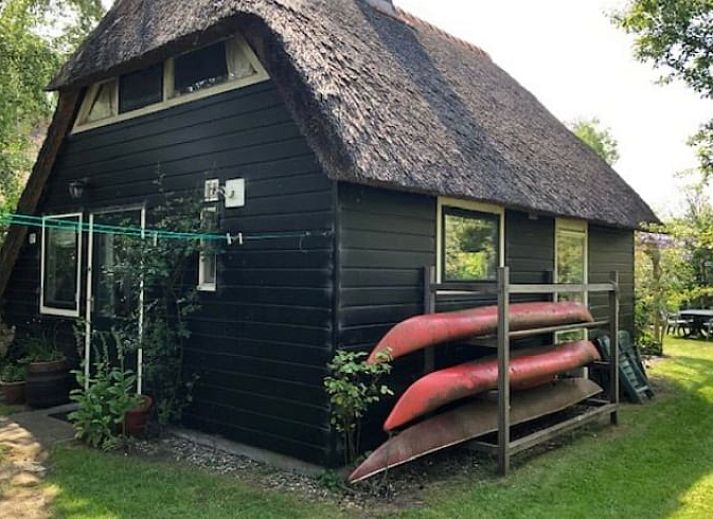 Charmantes Ferienhaus, Ferienhaus in Giethoorn, am Wasser gelegen im malerischen Giethoorn, Nordwest-Overijssel, umgeben von ueppiger Natur.