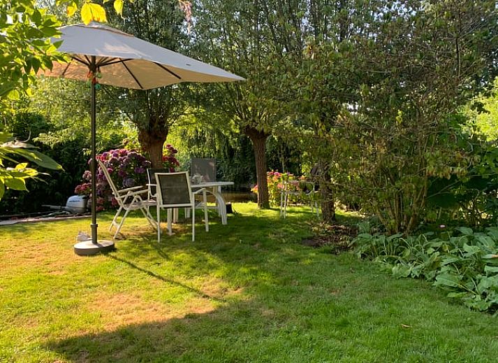 Charmantes Ferienhaus, Ferienhaus in Giethoorn, am Wasser gelegen im malerischen Giethoorn, Nordwest-Overijssel, umgeben von ueppiger Natur.