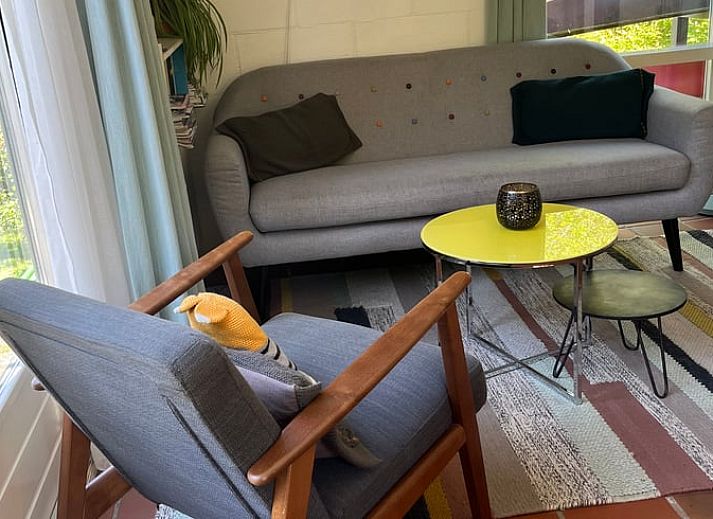 Charmantes Haeuschen in Giethoorn, ein Ferienhaus im Nordwesten von Overijssel, umgeben von gruener Natur und rustikalem Charme.