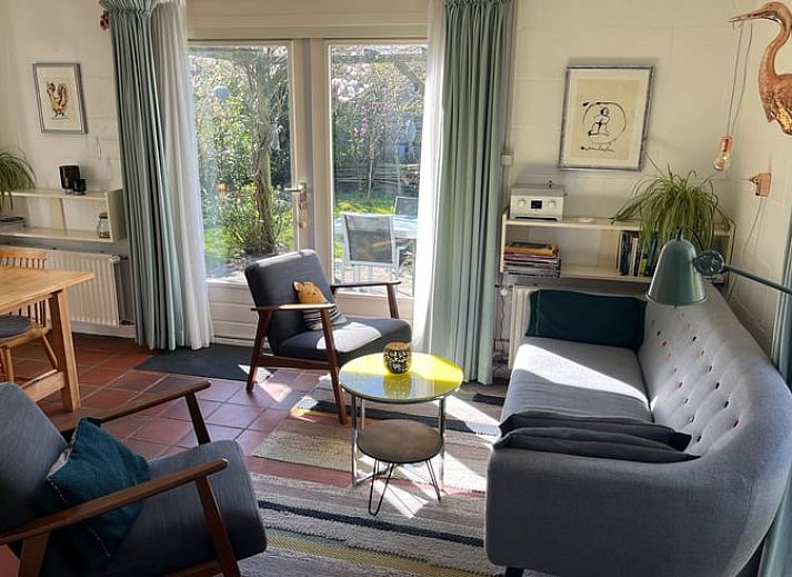 Charmantes Haeuschen in Giethoorn, ein Ferienhaus im Nordwesten von Overijssel, umgeben von gruener Natur und rustikalem Charme.