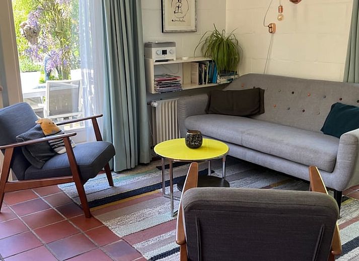 Charmantes Haeuschen in Giethoorn, ein Ferienhaus im Nordwesten von Overijssel, umgeben von gruener Natur und rustikalem Charme.