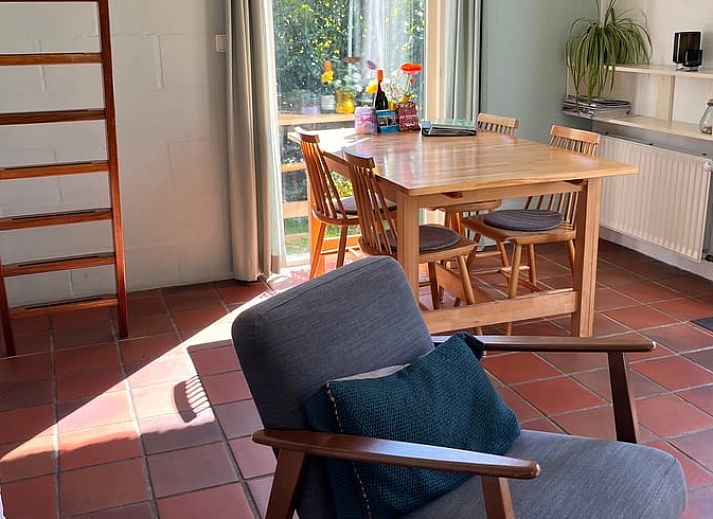 Rustikales Ferienhaus in Giethoorn, gelegen im malerischen Nordwesten von Overijssel, umgeben von Gruen und mit einem Reetdach.