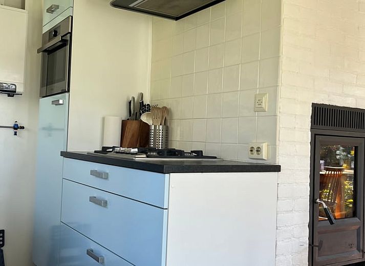 Rustikales Ferienhaus in Giethoorn, gelegen im malerischen Nordwesten von Overijssel, umgeben von Gruen und mit einem Reetdach.