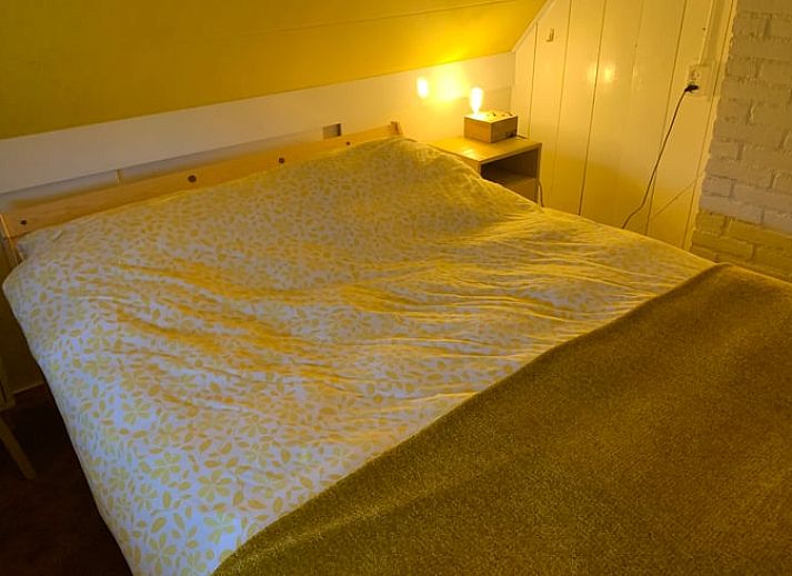 Geniessen Sie die Ruhe im Huisje in Giethoorn, einem charmanten Ferienhaus im Nordwesten von Overijssel mit einer gemuetlichen Terrasse, umgeben von viel Gruen.