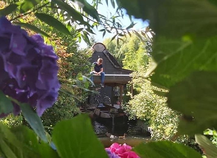 Geniessen Sie die Ruhe im Huisje in Giethoorn, einem charmanten Ferienhaus im Nordwesten von Overijssel mit einer gemuetlichen Terrasse, umgeben von viel Gruen.