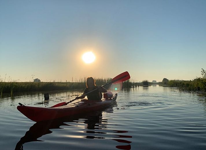Geniessen Sie die Ruhe im Huisje in Giethoorn, einem charmanten Ferienhaus im Nordwesten von Overijssel mit einer gemuetlichen Terrasse, umgeben von viel Gruen.