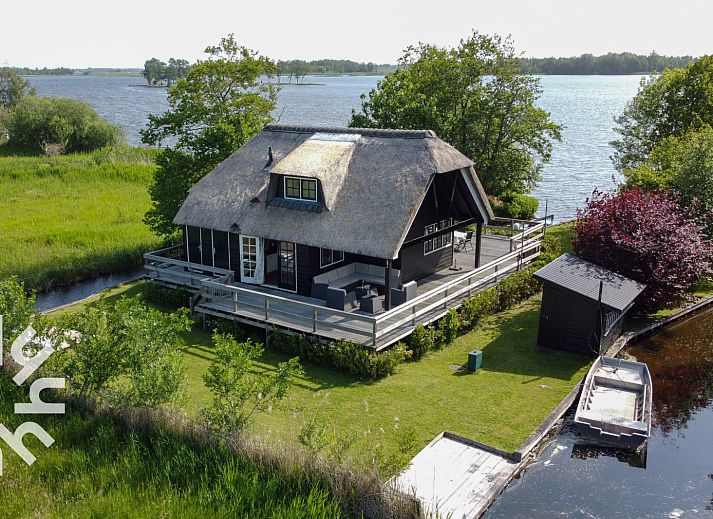 Verblijf 550196 • Vakantiewoning Noordwest Overijssel • Uniek gelegen 6 persoons vakantiehuis aan een meer in