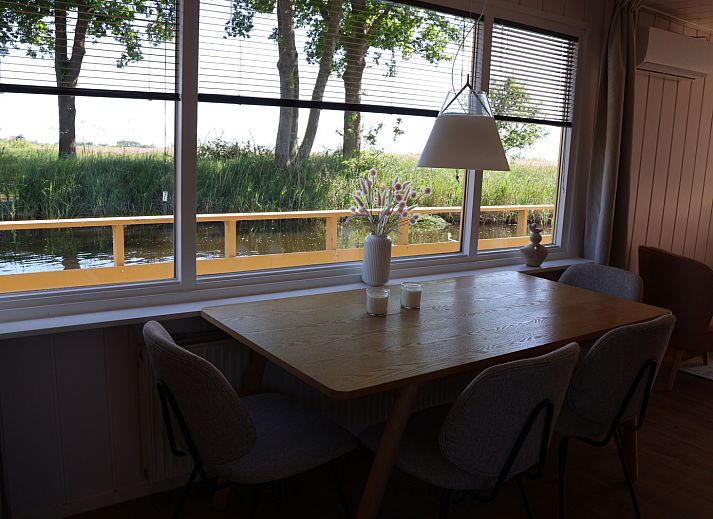 Otter in de natuurlijke omgeving van vakantiehuis OV699 in Giethoorn, Overijssel.