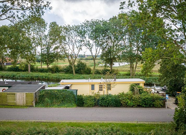 Terras van vakantiehuis OV699 in Giethoorn, Overijssel met barbecue en zitgedeelte.