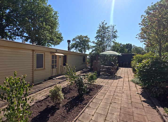 Terras van vakantiehuis OV699 in Giethoorn, Overijssel met barbecue en zitgedeelte.