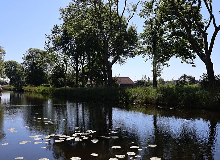 Gezellige woonkamer van vakantiehuis OV699 in Giethoorn, Overijssel met uitzicht op de natuur.