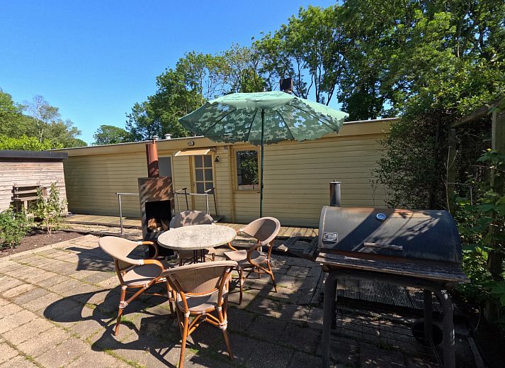 Gezellige woonkamer van vakantiehuis OV699 in Giethoorn, Overijssel met uitzicht op de natuur.