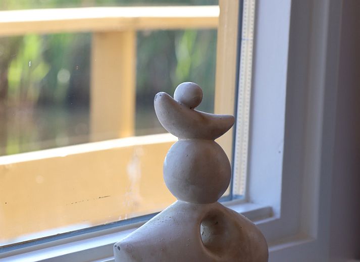 Stijlvol decoratief beeld in vakantiehuis OV699 in Giethoorn, Overijssel.