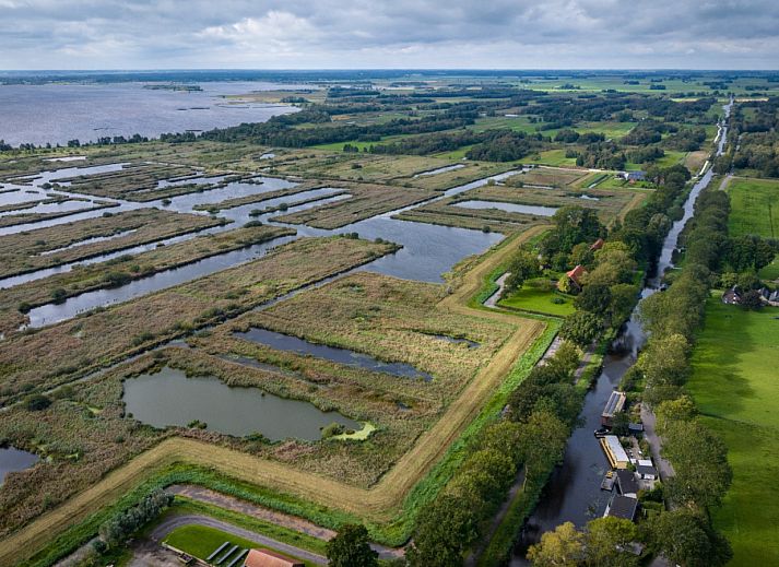 Slaapkamer van vakantiehuis OV699 in Giethoorn, Overijssel met uitzicht op het water.
