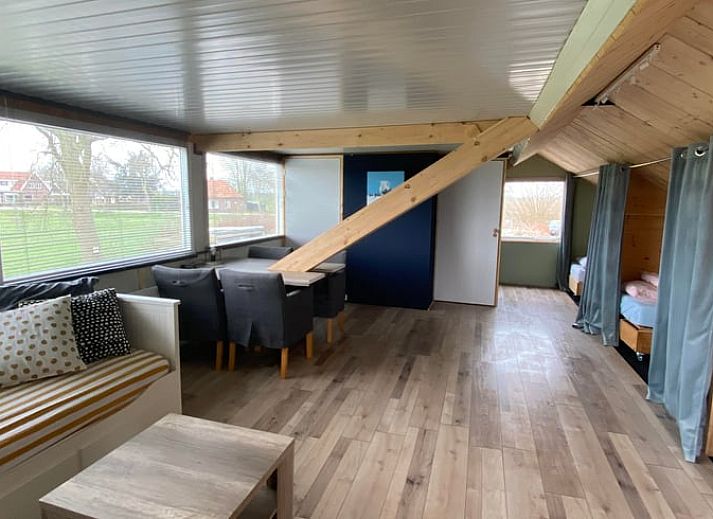 Aussenansicht des Ferienhauses in Wanneperveen, Overijssel, mit laendlicher Atmosphaere und gruener Umgebung.