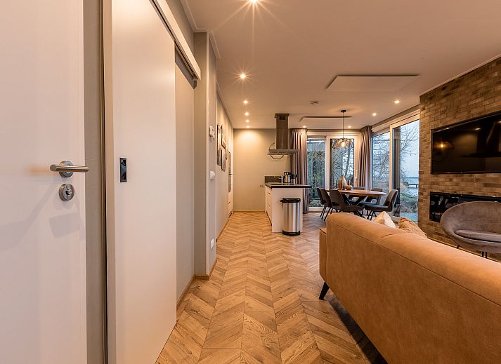 Geniet van het ruime terras met prachtig uitzicht bij de Vrijstaande woning in Wanneperveen, gelegen in het serene Noordwest Overijssel.