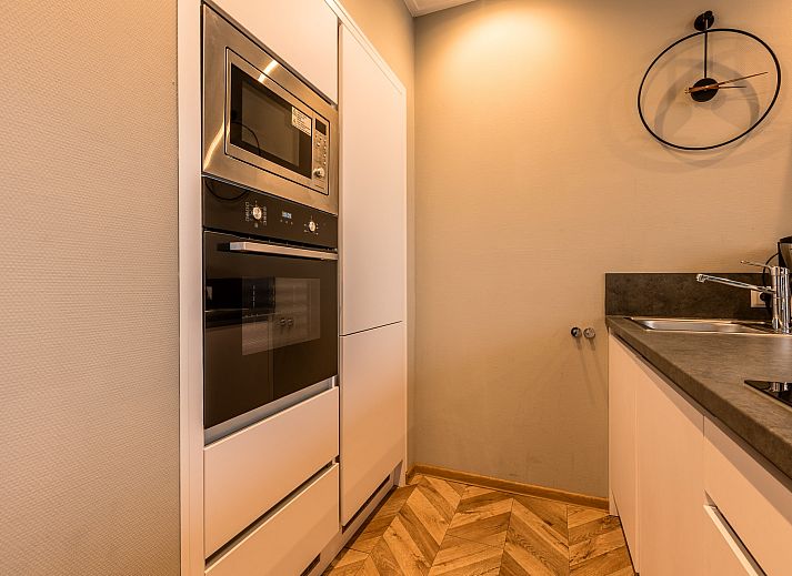 Geniet van het ruime terras met prachtig uitzicht bij de Vrijstaande woning in Wanneperveen, gelegen in het serene Noordwest Overijssel.