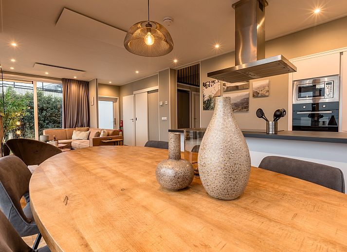 Geniet van het ruime terras met prachtig uitzicht bij de Vrijstaande woning in Wanneperveen, gelegen in het serene Noordwest Overijssel.