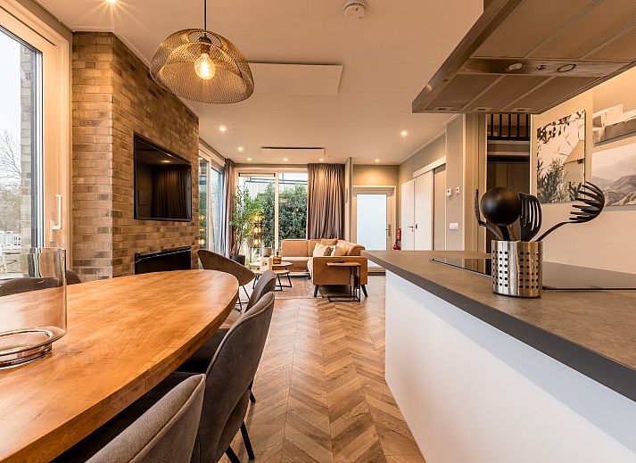 Uitzicht op het meer vanuit de Vrijstaande woning in Wanneperveen, een vakantiehuis in Noordwest Overijssel, omgeven door serene natuur.