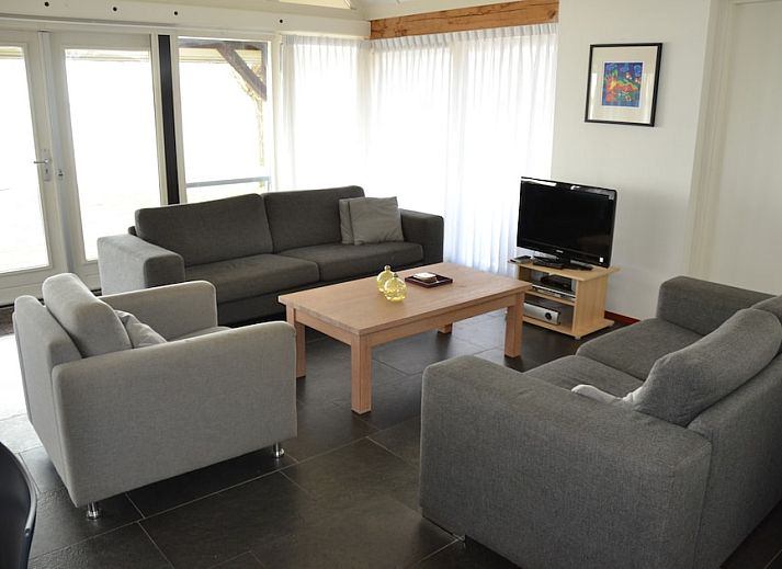 Vakantiehuis Matriet 6 in Wanneperveen, Overijssel, met rieten dak en uitzicht op het meer, omringd door groene natuur.