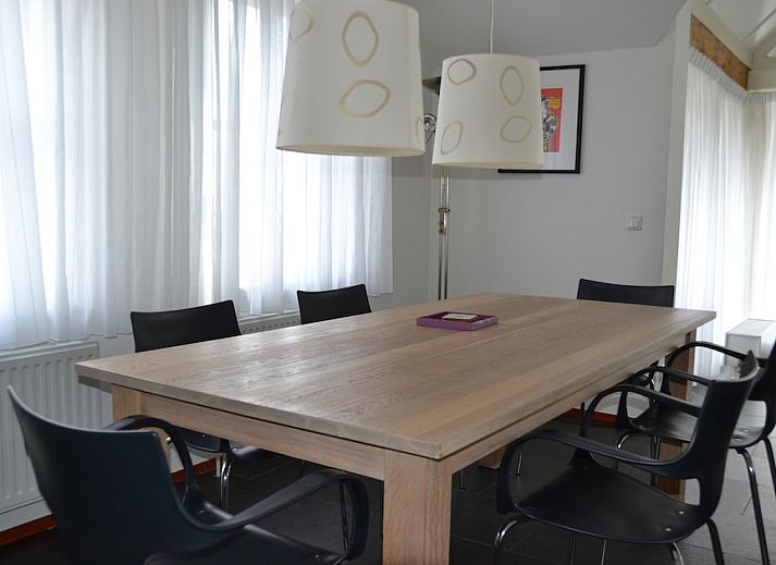 Vakantiehuis Matriet 6 in Wanneperveen, Overijssel, met rieten dak en uitzicht op het meer, omringd door groene natuur.