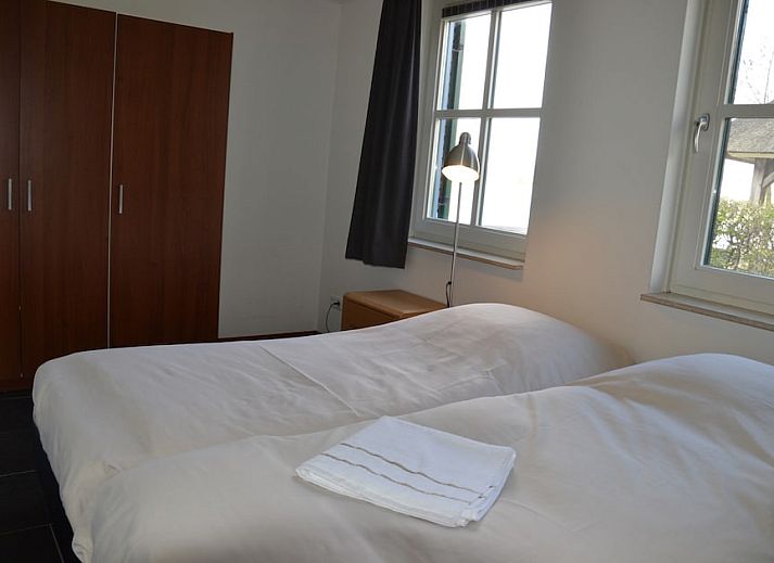 Vakantiehuis Matriet 6 in Wanneperveen, Overijssel, met rieten dak en uitzicht op het meer, omringd door groene natuur.