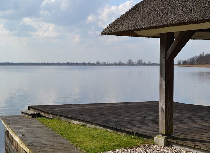 Gezellige woonkamer van vakantiehuis Matriet 6 in Wanneperveen, Overijssel met comfortabele banken en veel natuurlijk licht.