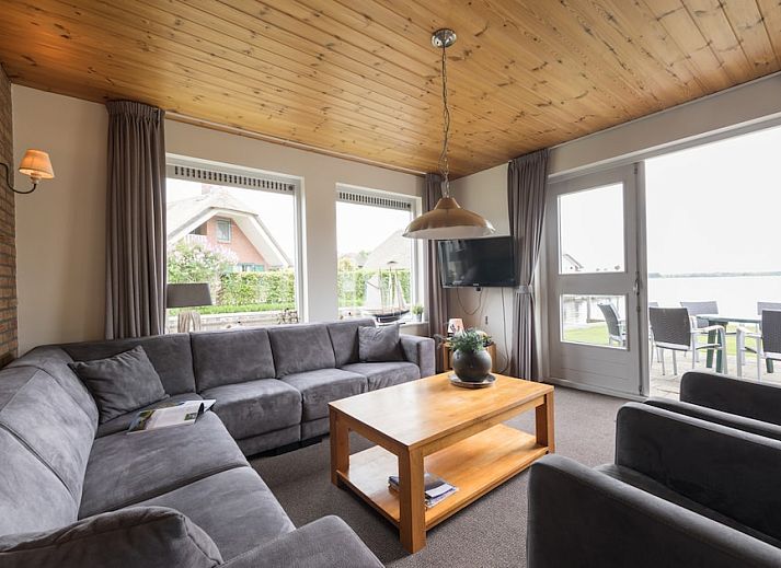 Waterlelie 10 vacation home with thatched roof on the water in Wanneperveen, Overijssel.