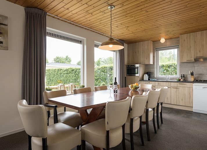 Waterlelie 10 vacation home with thatched roof on the water in Wanneperveen, Overijssel.