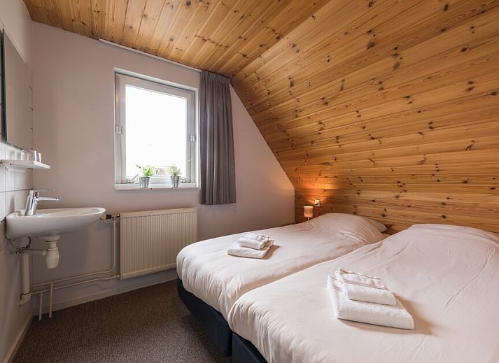 Cozy living room in Waterlelie 10 vacation home in Wanneperveen, overlooking the water.