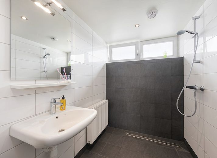 Cozy living room in Waterlelie 10 vacation home in Wanneperveen, overlooking the water.