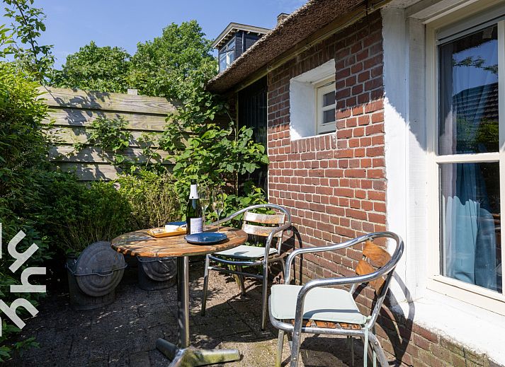 Charmant vakantiehuis OV590 in Wanneperveen, Overijssel, met rieten dak en groene omgeving.