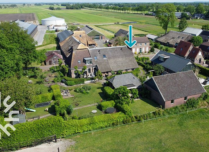 Charmant vakantiehuis OV590 in Wanneperveen, Overijssel, met rieten dak en groene omgeving.