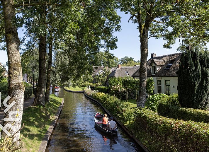 Charmant vakantiehuis OV590 in Wanneperveen, Overijssel, met rieten dak en groene omgeving.