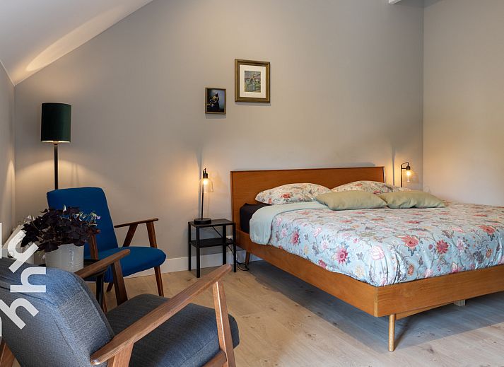 Gezellige slaapkamer in vakantiehuis OV590, Wanneperveen, met comfortabel tweepersoonsbed.