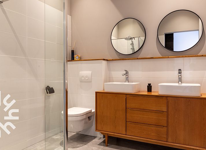 Gezellige slaapkamer in vakantiehuis OV590, Wanneperveen, met comfortabel tweepersoonsbed.