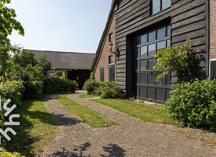 Gezellige slaapkamer in vakantiehuis OV590, Wanneperveen, met comfortabel tweepersoonsbed.