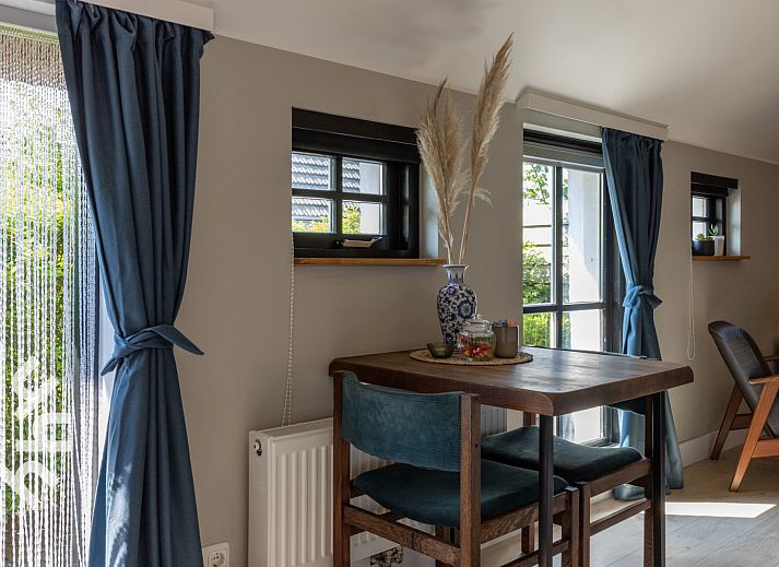 Gezellige slaapkamer in vakantiehuis OV590, Wanneperveen, met comfortabel tweepersoonsbed.