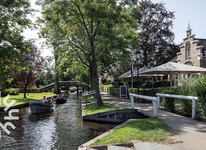 Gezellige slaapkamer in vakantiehuis OV590, Wanneperveen, met comfortabel tweepersoonsbed.