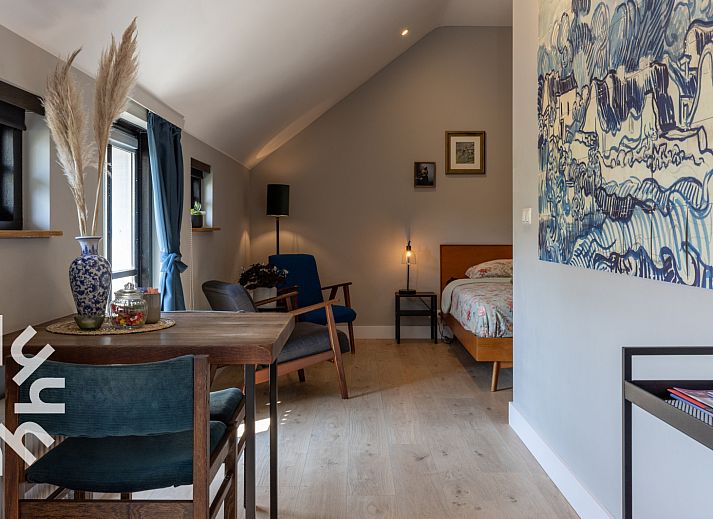 Moderne badkamer in vakantiehuis OV590, Wanneperveen, Overijssel met strakke witte tegels.