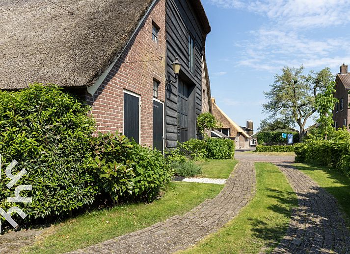 Moderne badkamer in vakantiehuis OV590, Wanneperveen, Overijssel met strakke witte tegels.