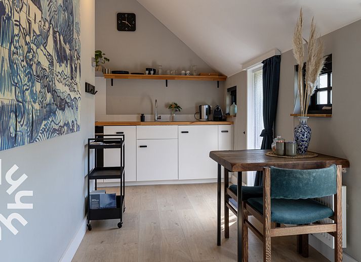 Moderne badkamer in vakantiehuis OV590, Wanneperveen, Overijssel met strakke witte tegels.
