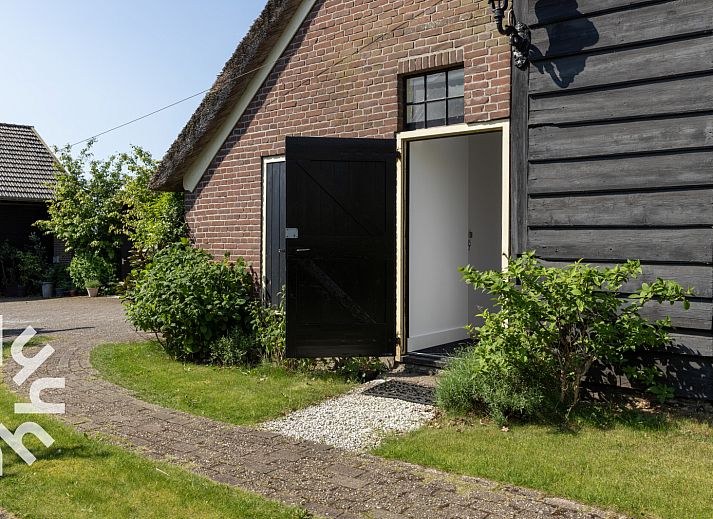 Stijlvolle keuken in vakantiehuis OV590, Wanneperveen, met moderne apparatuur.