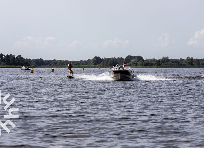 Stijlvolle keuken in vakantiehuis OV590, Wanneperveen, met moderne apparatuur.