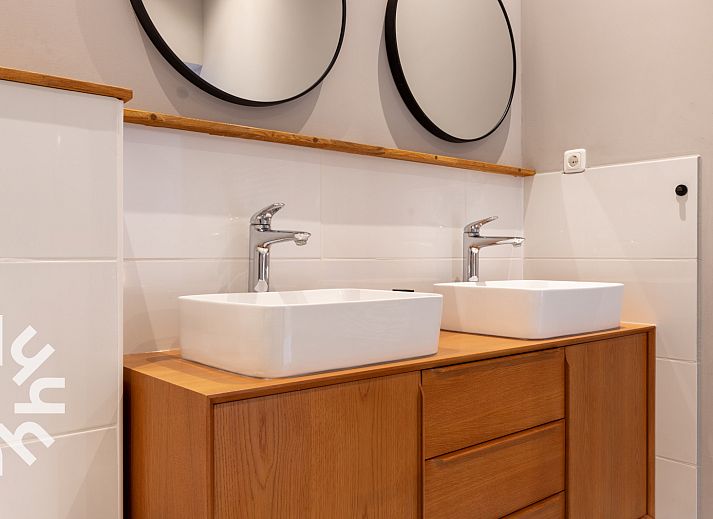 Stijlvolle keuken in vakantiehuis OV590, Wanneperveen, met moderne apparatuur.