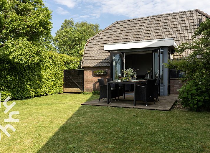 OV591 Ferienhaus in Wanneperveen, Overijssel mit einladender Terrasse und gruenem Garten.