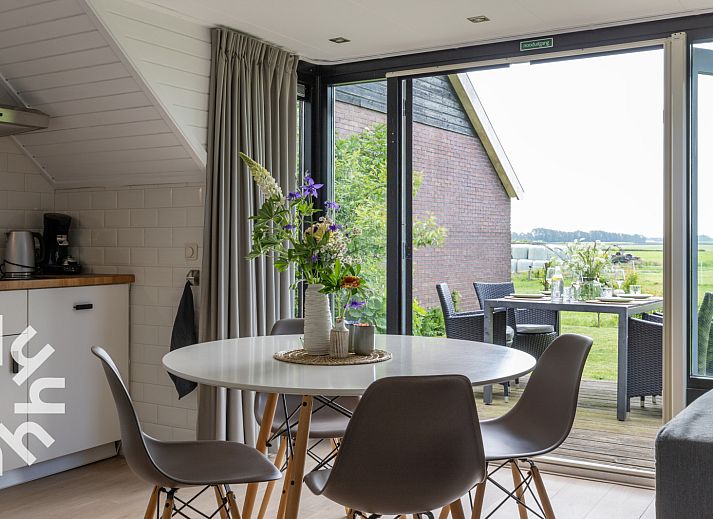 OV591 Ferienhaus in Wanneperveen, Overijssel mit einladender Terrasse und gruenem Garten.