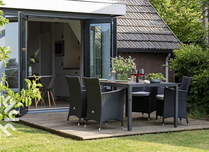 OV591 Ferienhaus in Wanneperveen, Overijssel mit einladender Terrasse und gruenem Garten.