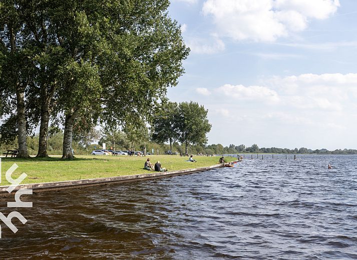 Luftaufnahme des Ferienhauses OV591 in Wanneperveen, Overijssel, umgeben von Natur.